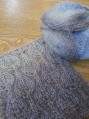 モヘアのリーフ模様マフラー 空色テーブル 編み物レッスン