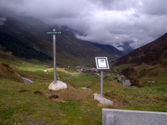 スイスに ジェームズ ボンド通り 007 ゴールドフィンガー 50