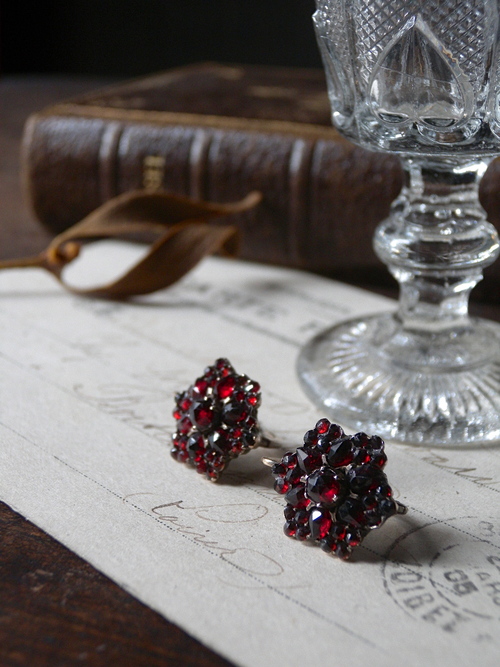 Garnet ガーネットのピアス : 満月アンティーク