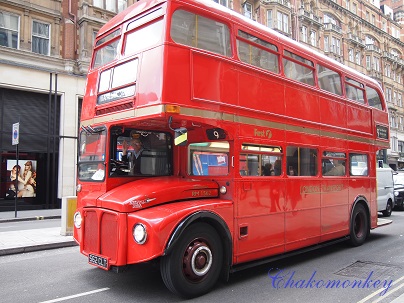 シルバーの旧型ロンドンバス Chakomonkey Everyday In London