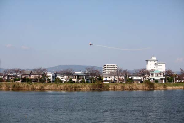 霞ヶ浦でアクロバット飛行_f0147025_2341974.jpg