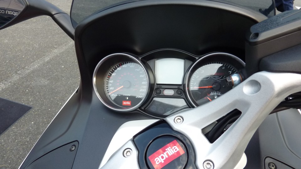 aprilia のメガスク SRV850 ABS に試乗してきた_b0029688_21311406.jpg