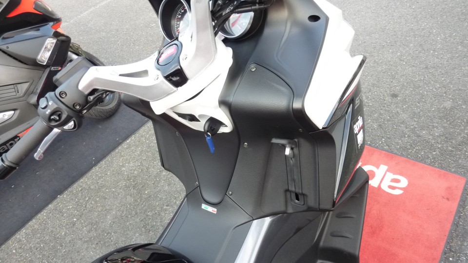 aprilia のメガスク SRV850 ABS に試乗してきた_b0029688_21311488.jpg