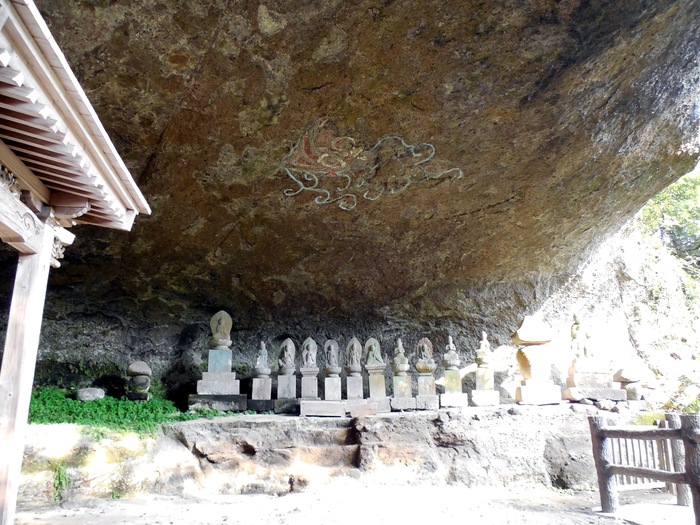 求菩提山の麓にある岩洞窟_d0116009_7124471.jpg