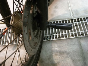 【Bonneville】アクスルシャフト交換_d0106518_00464729.jpg