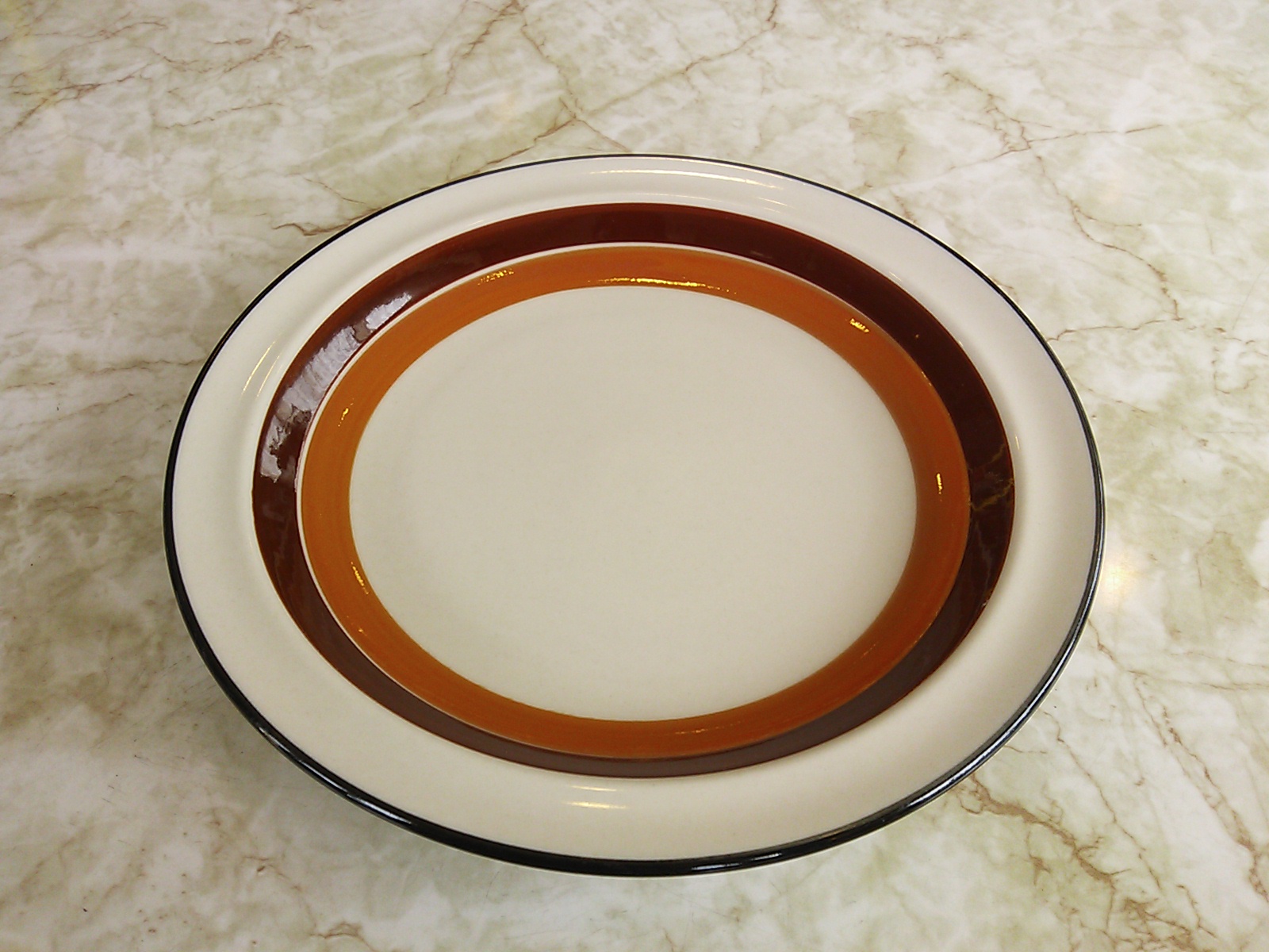 茶色いラインのお皿 : コルビジェ