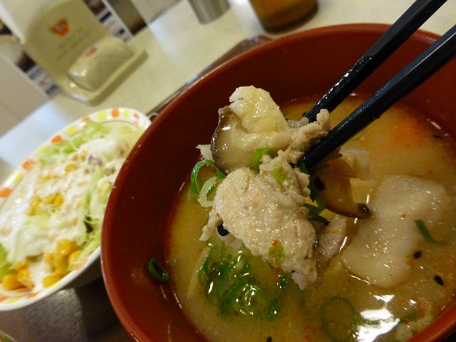 すき家の牛丼とん汁サラダセット　　　門真中央店_c0118393_19165065.jpg