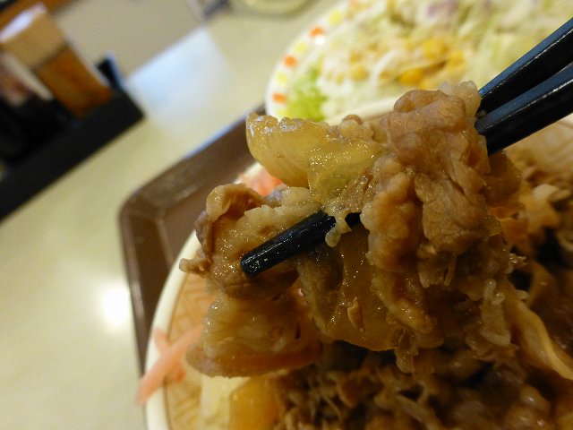 すき家の牛丼とん汁サラダセット　　　門真中央店_c0118393_19184739.jpg