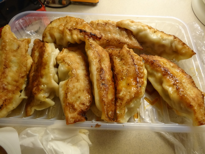 ジャンボカレーコロッケとジャンボ餃子に、鶏そぼろ丼に鶏そぼろとバジル（カレー風味缶詰め）の夕食です。_c0225997_9262390.jpg