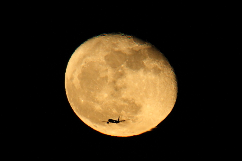 Airplane with moon_a0141565_2246159.jpg