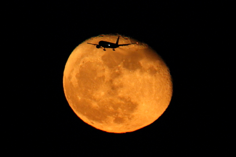 Airplane with moon_a0141565_2246184.jpg