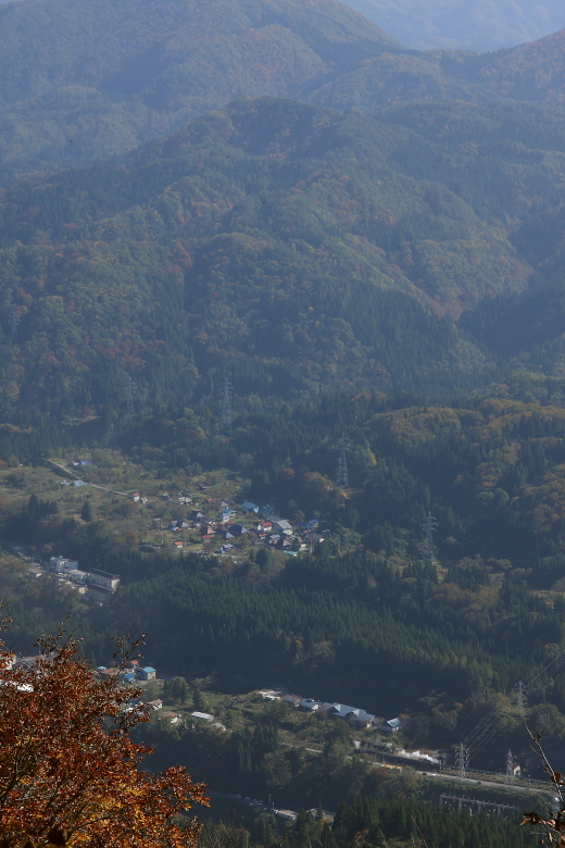 紅葉の山が続く - 2013年紅葉の只見 - _b0190710_22562765.jpg