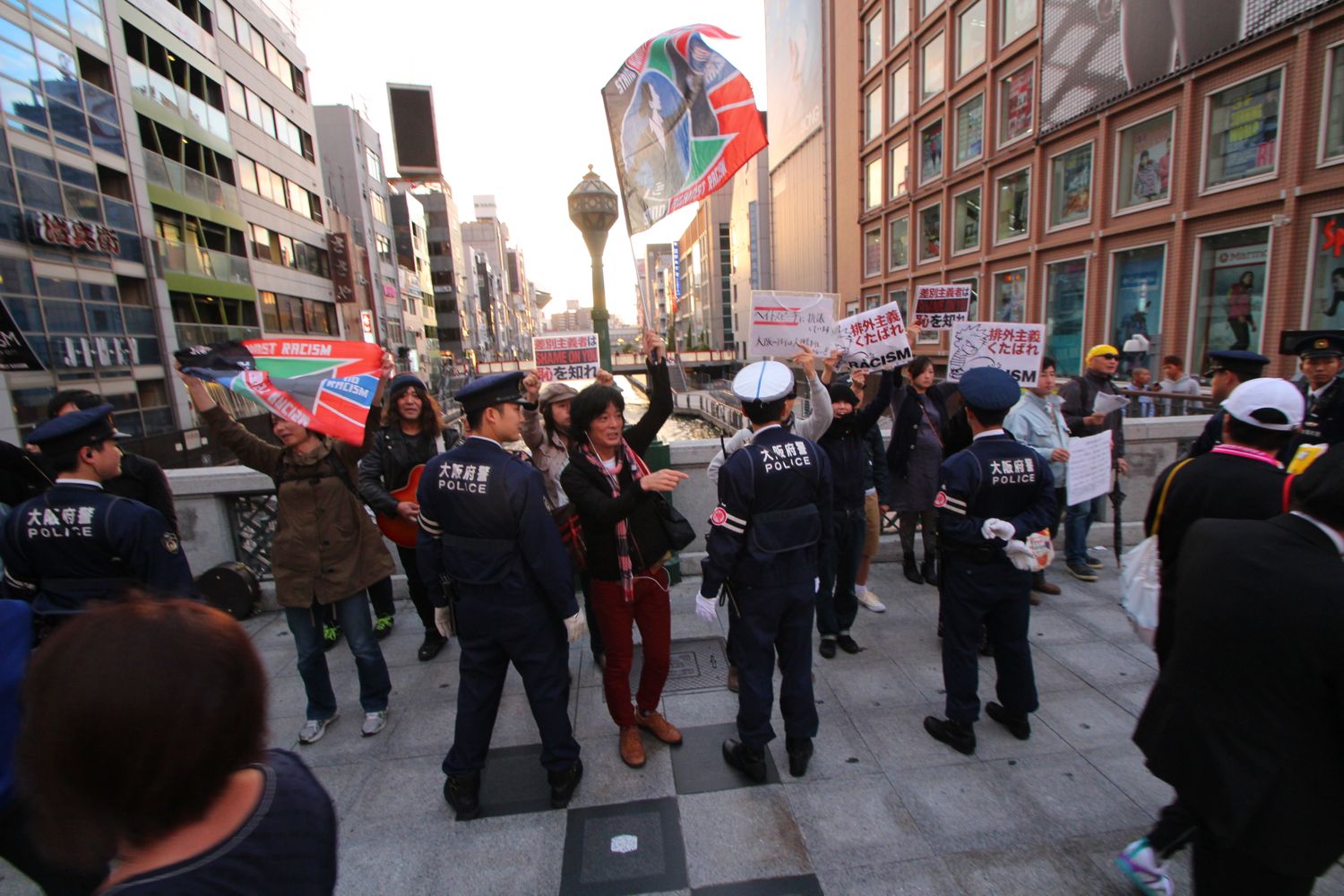 大阪ヘイトデモへのカウンター - 2013.10.26_f0317336_02052330.jpg