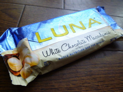Luna Bar White Chocolate Macadamia_c0152767_21451150.jpg