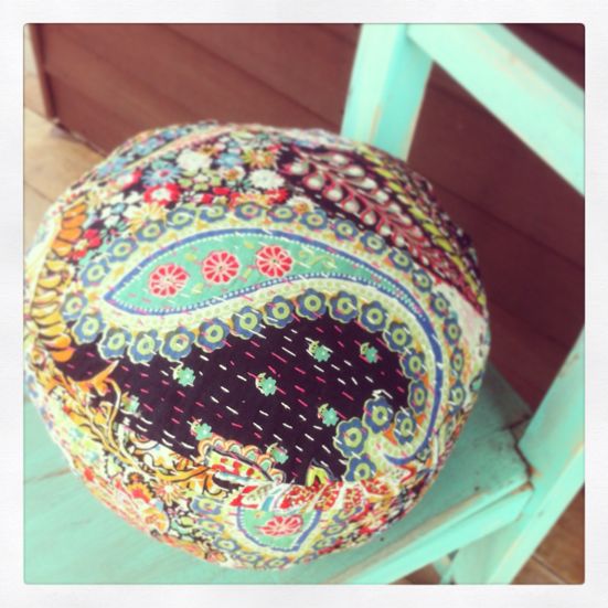 カンタ刺繍の瞑想座布☆新色(/∀\*)♡_b0128737_1843399.jpg
