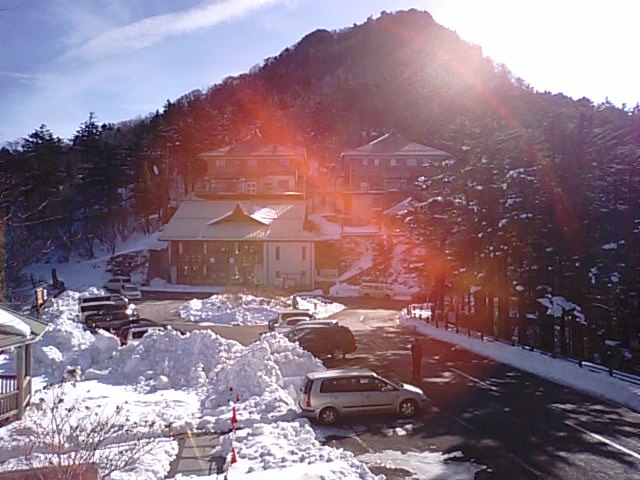 石鎚山の下山中の積雪。土小屋到着 積雪通行止めNO2・・・2013.11.24_f0231709_1029935.jpg