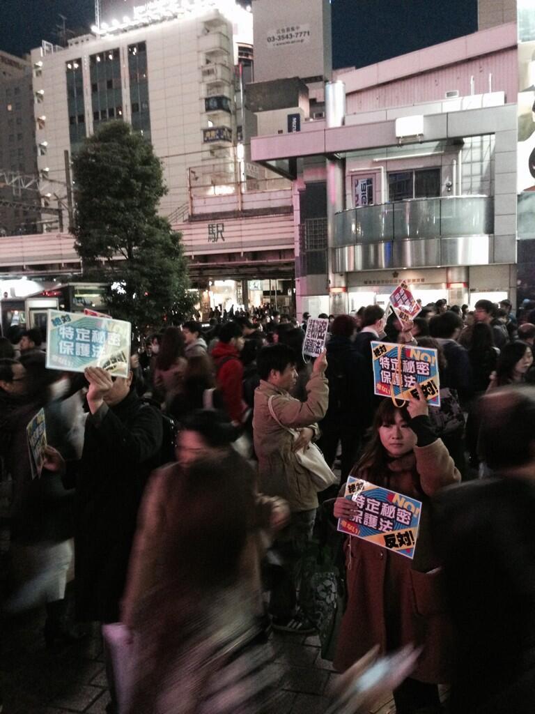 市民がフラッシュモブで「秘密保護法」周知行動 原宿・渋谷 11/24_c0024539_21374248.jpg