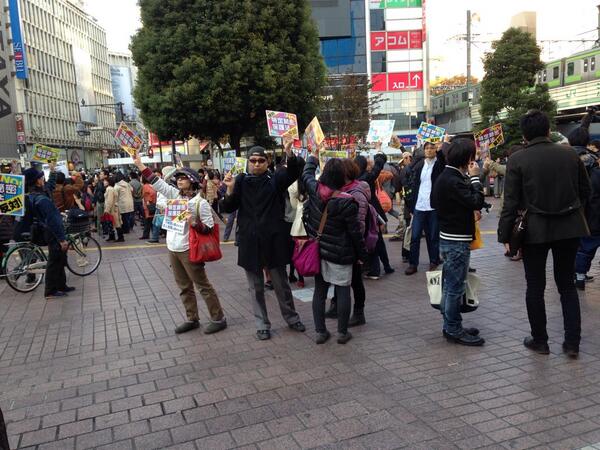 市民がフラッシュモブで「秘密保護法」周知行動 原宿・渋谷 11/24_c0024539_2164841.jpg