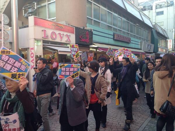 市民がフラッシュモブで「秘密保護法」周知行動 原宿・渋谷 11/24_c0024539_2174537.jpg