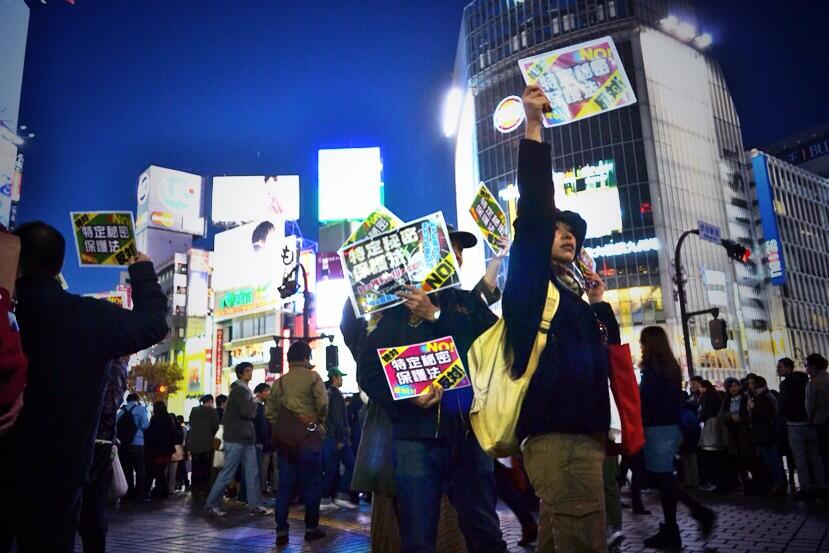 市民がフラッシュモブで「秘密保護法」周知行動 原宿・渋谷 11/24_c0024539_10551876.jpg