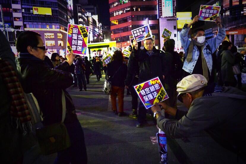 市民がフラッシュモブで「秘密保護法」周知行動 原宿・渋谷 11/24_c0024539_105527.jpg