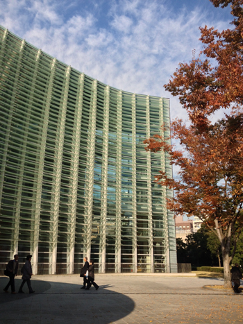 紅葉に染まる美術館_f0061394_17432473.jpg