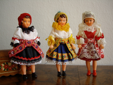 民族衣装のお嬢さんトリオ チェコ暮らしの小物手帖