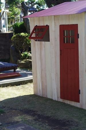 赤い屋根の小屋。_e0060555_1857812.jpg