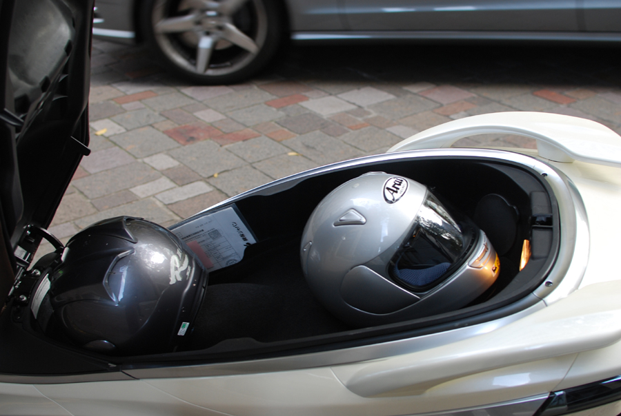PIAGGIO X10 ピアジオX10 350i.e. Executive 入荷&試乗車あります!_d0099181_1933887.jpg