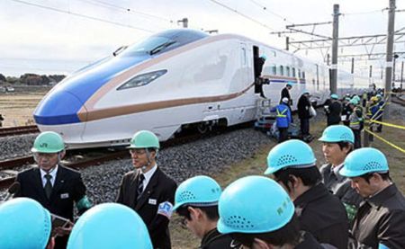 光り輝く流線ブルー　北陸新幹線の車両Ｅ７系を公開（北日本新聞H251128より）_e0304702_11165740.jpg