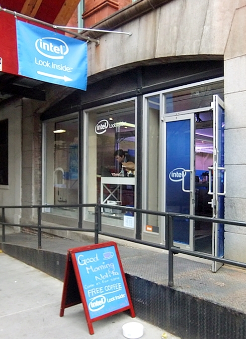インテルが史上初めてオープンしたお店、Intel Experience Store(ニューヨーク店)の様子_b0007805_1252772.jpg