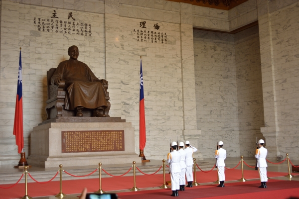＊台湾2013＊　中正記念堂で衛兵交代式。_d0302902_21483270.jpg