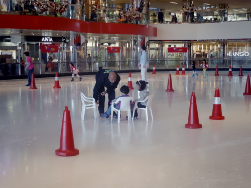 初めてのスケートレッスン@CityPlazaと太古のクリスマスデコレーション_e0123104_10515268.jpg