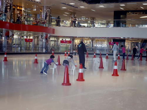 初めてのスケートレッスン@CityPlazaと太古のクリスマスデコレーション_e0123104_10543811.jpg