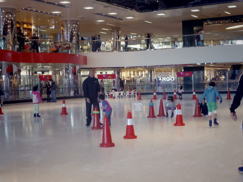初めてのスケートレッスン@CityPlazaと太古のクリスマスデコレーション_e0123104_10565859.jpg