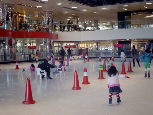 初めてのスケートレッスン@CityPlazaと太古のクリスマスデコレーション_e0123104_10585371.jpg