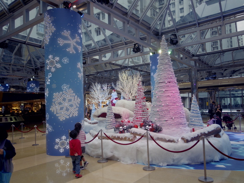 初めてのスケートレッスン@CityPlazaと太古のクリスマスデコレーション_e0123104_1115679.jpg