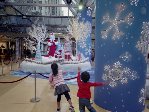 初めてのスケートレッスン@CityPlazaと太古のクリスマスデコレーション_e0123104_1123186.jpg