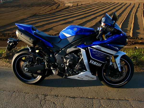 バックステップ取り付け （YZF-R1） : Nakaの泥轍日記