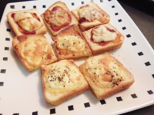 鶏肉のスパイシー焼きとカリカリ一口ピザトーストなど_b0307692_1401571.jpg