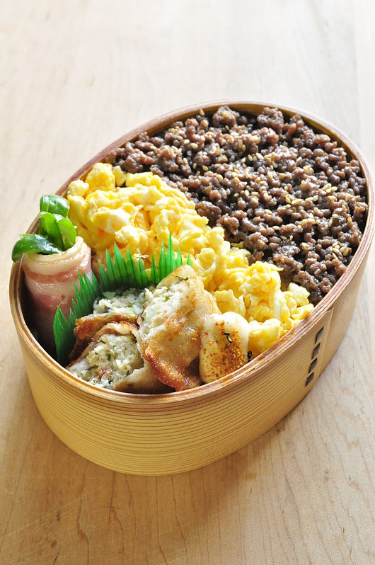 野球おにぎりと肉そぼろ弁当_b0171098_8185352.jpg