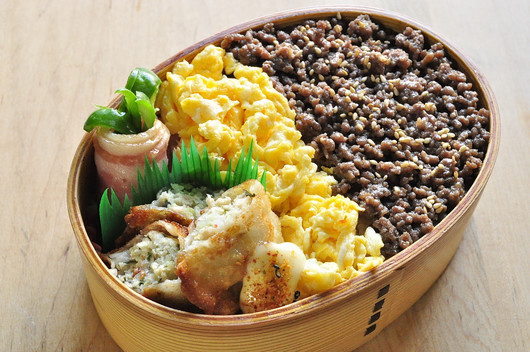 野球おにぎりと肉そぼろ弁当_b0171098_8405218.jpg