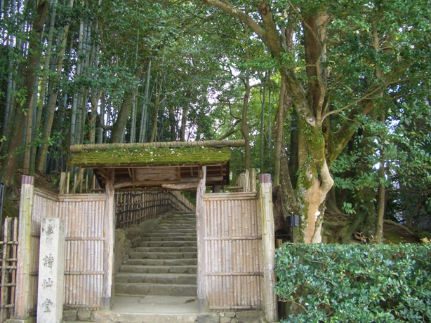 詩仙堂と蓮華寺に石川丈山のお庭を訪ねたけれど、侘びの世界はチョー満員。。_e0033713_17292828.jpg