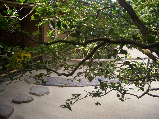 詩仙堂と蓮華寺に石川丈山のお庭を訪ねたけれど、侘びの世界はチョー満員。。_e0033713_17390957.jpg