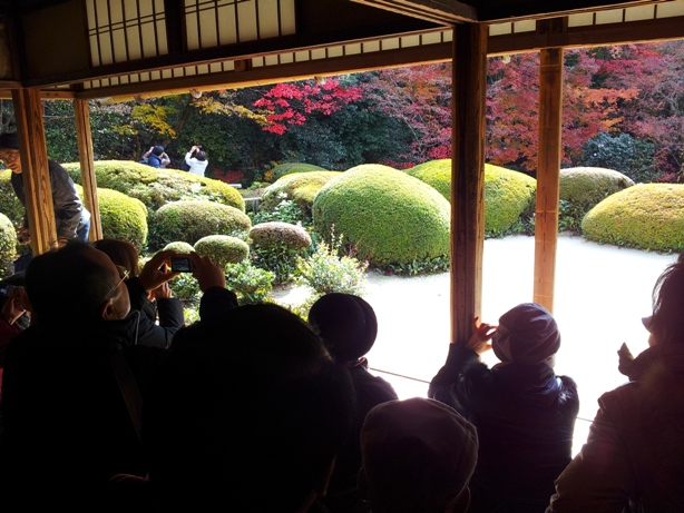 詩仙堂と蓮華寺に石川丈山のお庭を訪ねたけれど、侘びの世界はチョー満員。。_e0033713_17520417.jpg