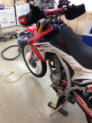 IMSビッグタンク 取り付け : YZ125Xとお犬様でトホホ IMSビッグタンク 取り付け : YZ125Xとお犬様でトホホ