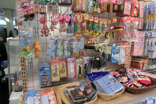 お薦めの大阪のお土産、伊丹空港のお土産品店は楽しい、くまモンは大阪でも人気者、橋下代表をくまモン応援_d0181492_20184351.jpg