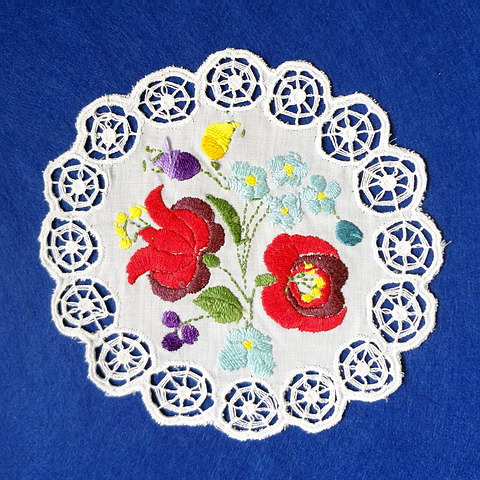 [19770]ハンガリー　ヴィンテージ　刺繍ドイリー　赤いお花　15.5cm _e0141025_1337353.jpg