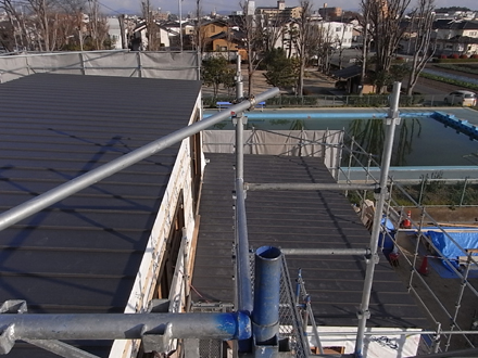 『プールサイドの家』 屋根板金工事が完了。_e0197748_17445970.jpg