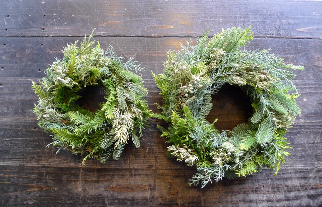 針葉樹のみのクリスマスリース : 札幌 花屋 meLL flowers